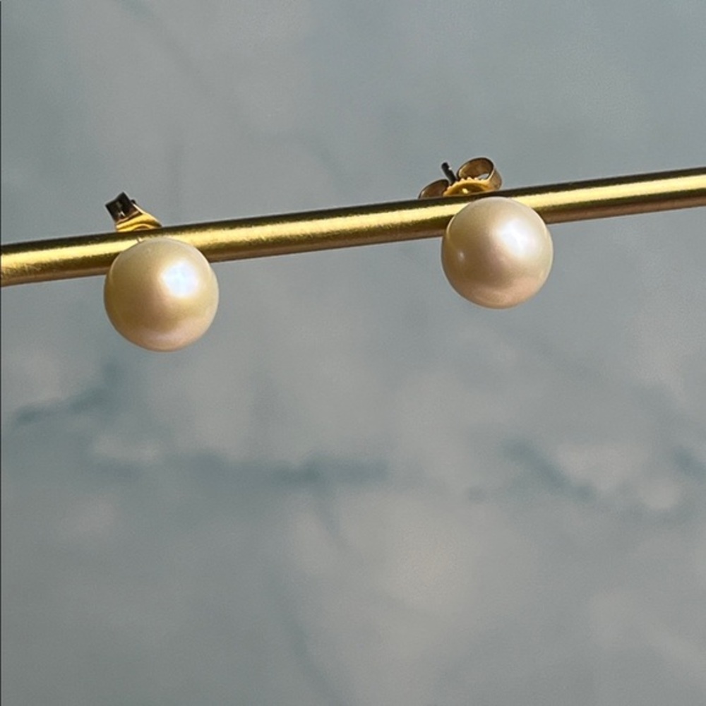 10kt gold Pearl Stud Earrings 7.3mm